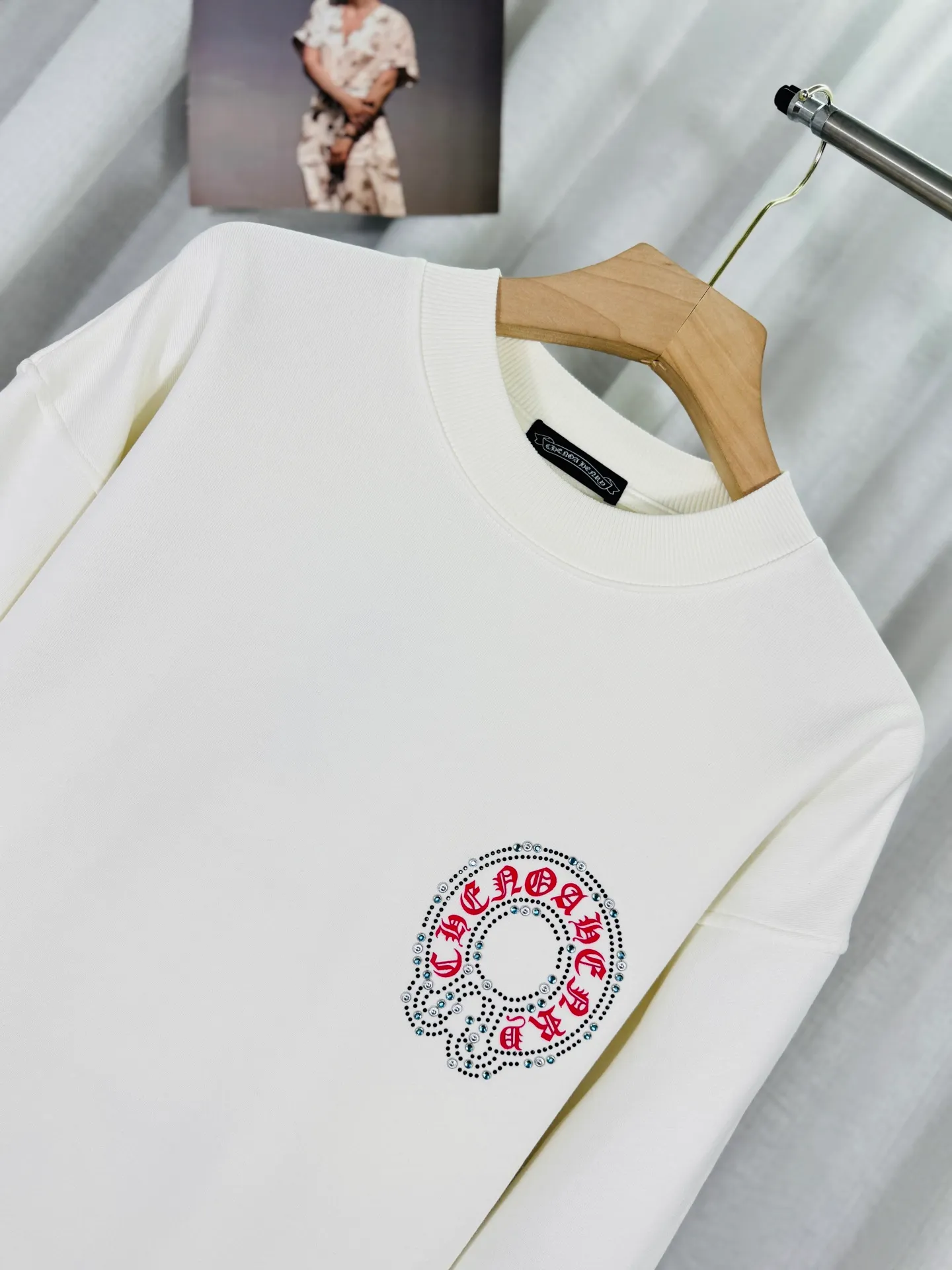 P260 top version, real shot without P, ​​different from market currency) 𝗖𝗵𝗿𝗼𝗺𝗲 𝗛𝗲𝗮𝗿𝘁𝘀/Cro Heart 2025 Reflective Embroidery Beads Compass Embroidery Autumn and Winter New Original Counter American Laser Burnt 3D Diamond Embroidery Couple Casual Sweater 👑The highest version! Customized fabric 420g tripe terry fabric! American acid-washed and distressed original fabric laser burnt ✟appliqué embroidery and exquisite embroidery of letters! The best-selling model in the counter, very comfortable to wear. Accessories: original molded and authenticated collar label➕100% silk wash label. Genuine purchase-grade original hangtag➕matching hanging rope➕3D hanging beads➕original packaging bag. Craftsmanship: The original version has consistent wiring! The highest version of the armhole matching technique! Color: Black White Size: S M L XL Style No.: 9321